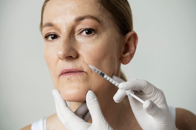 mujer mayor, obteniendo, facial, inyección