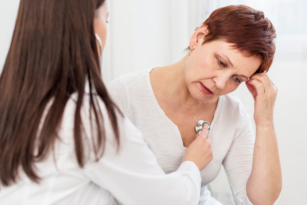 Mujer mayor con problemas médicos