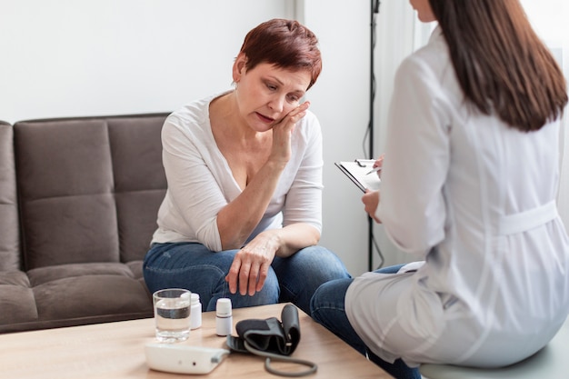 Foto gratuita mujer mayor con problemas médicos