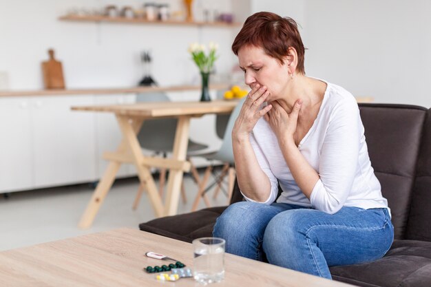 Mujer mayor con problemas médicos