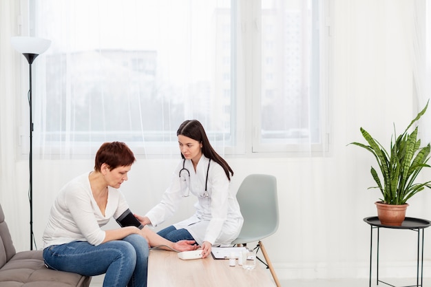 Foto gratuita mujer mayor con problemas médicos