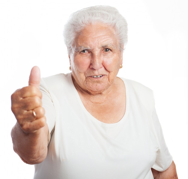 Mujer mayor con un pulgar arriba