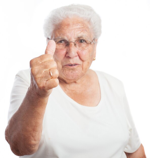 Mujer mayor con un pulgar arriba
