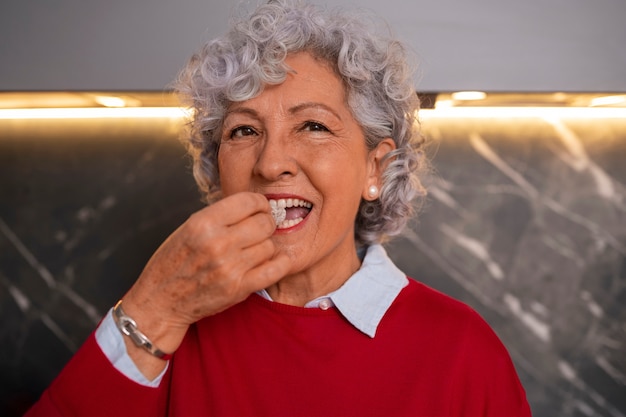 Foto gratuita mujer mayor que tiene frutas de higo en casa