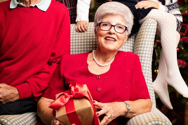 Mujer mayor con un regalo