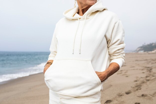 Mujer mayor, relajante, en la playa, en, invierno