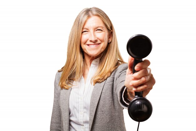 Mujer mayor sonriendo con un teléfono