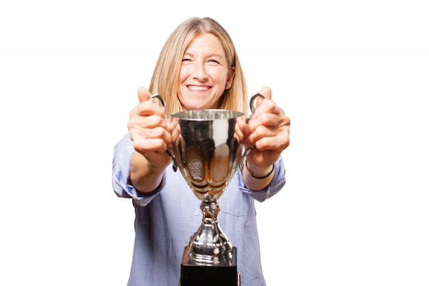 Mujer mayor sonriendo con un trofeo