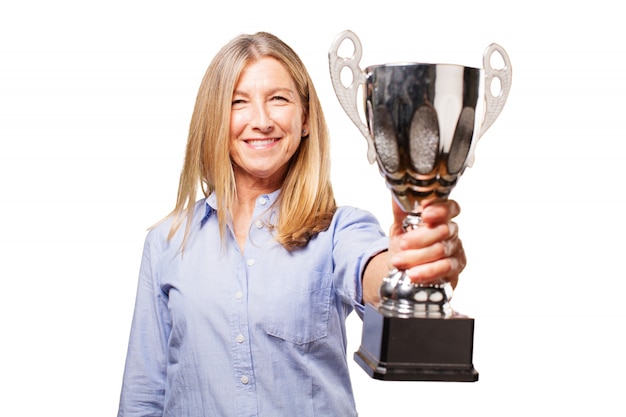 Foto gratuita mujer mayor sonriendo con un trofeo