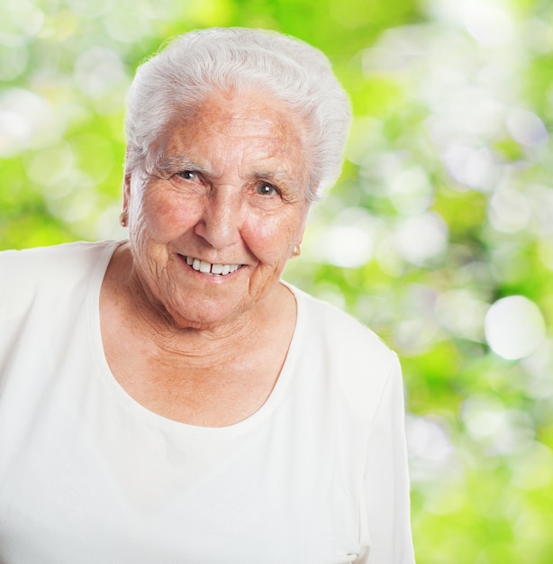 Mujer mayor sonriendo