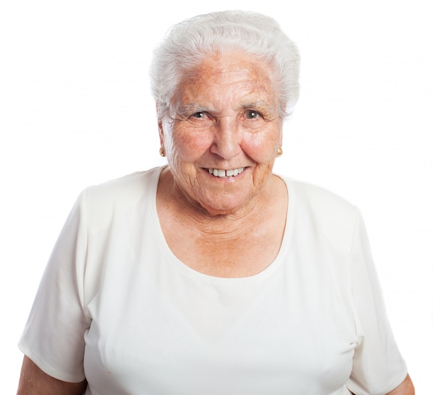 Mujer mayor sonriendo