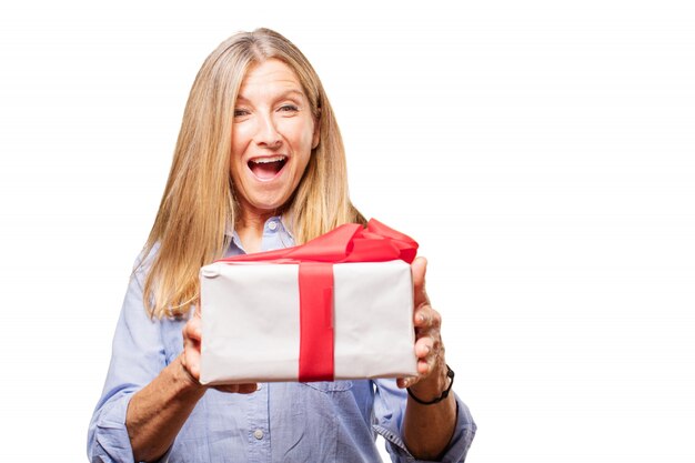 Mujer mayor sorprendida con un regalo