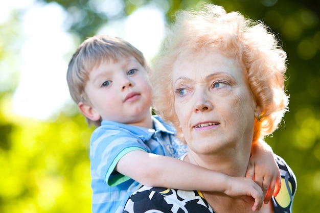 Mujer mayor con su nieto en el parque