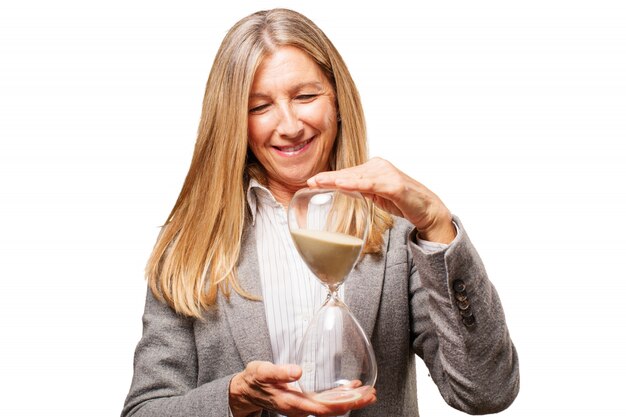 Mujer mayor sujetando un reloj de arena