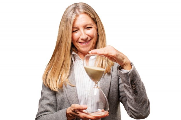 Mujer mayor sujetando un reloj de arena