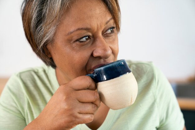 mujer mayor, con, taza de café, vista delantera