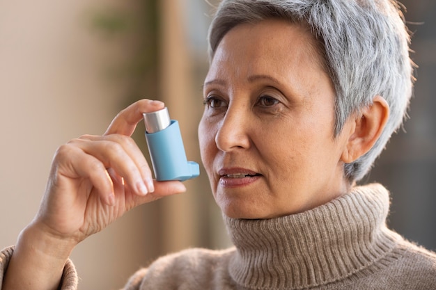 Mujer mayor, tenencia, asma, inhalador