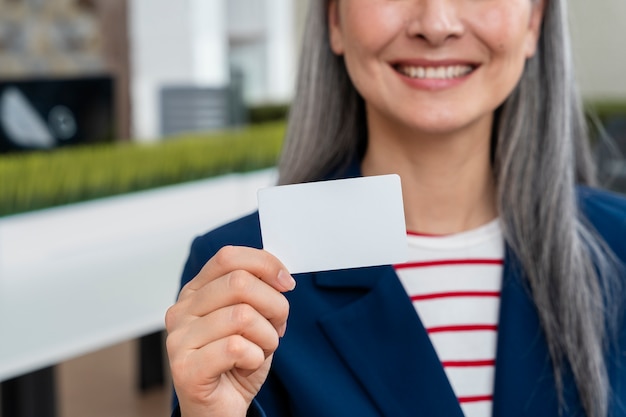 mujer mayor, tenencia, tarjeta comercial en blanco