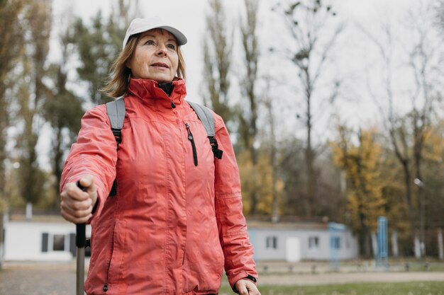 Mujer mayor, trekking, aire libre