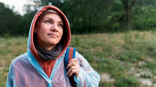 Mujer mayor turista en la naturaleza