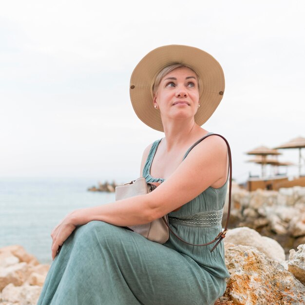 Mujer mayor turista con sombrero