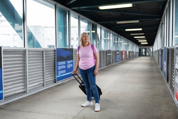 Mujer mayor viajando alrededor del mundo.