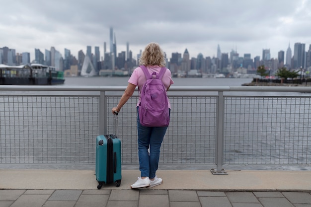 Mujer mayor viajando alrededor del mundo.