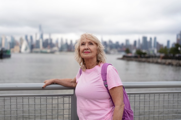 Mujer mayor viajando alrededor del mundo.