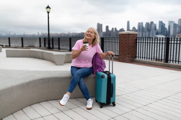 Mujer mayor viajando alrededor del mundo.