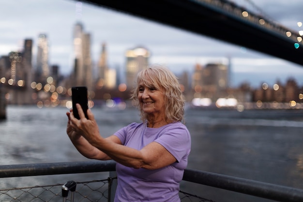 Mujer mayor viajando alrededor del mundo.