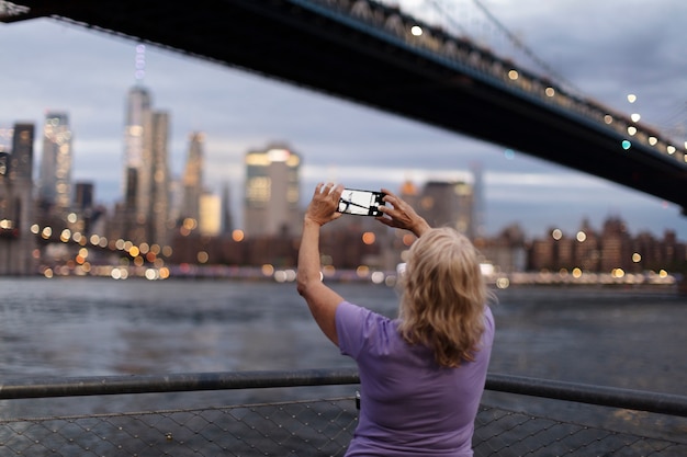 Foto gratuita mujer mayor viajando alrededor del mundo.