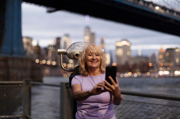 Mujer mayor viajando alrededor del mundo.