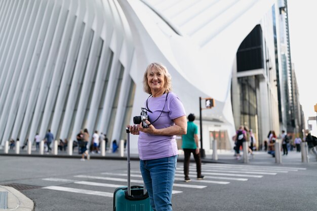 Mujer mayor viajando alrededor del mundo.