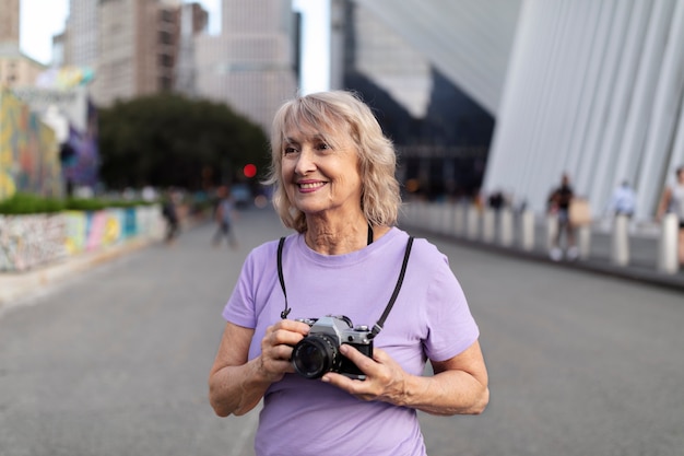 Mujer mayor viajando alrededor del mundo.