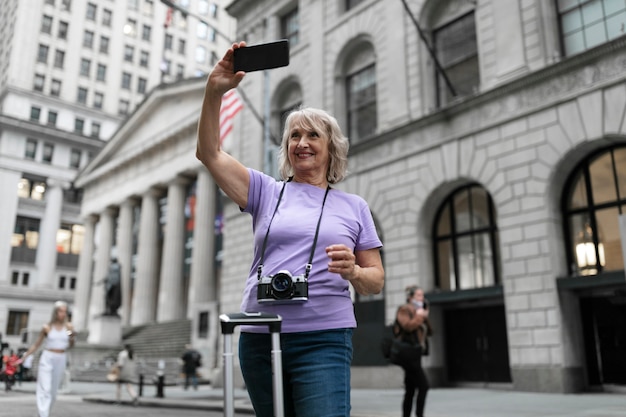 Mujer mayor viajando alrededor del mundo.