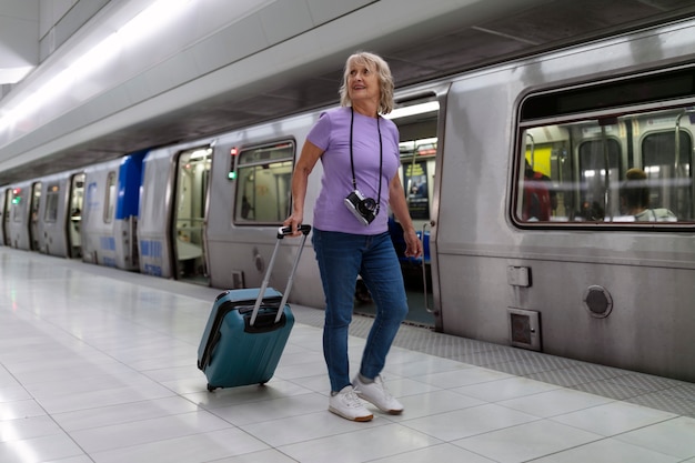 Mujer mayor viajando alrededor del mundo.