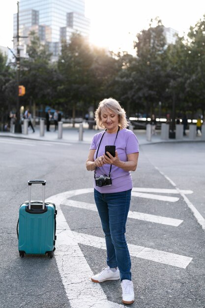 Mujer mayor viajando alrededor del mundo.