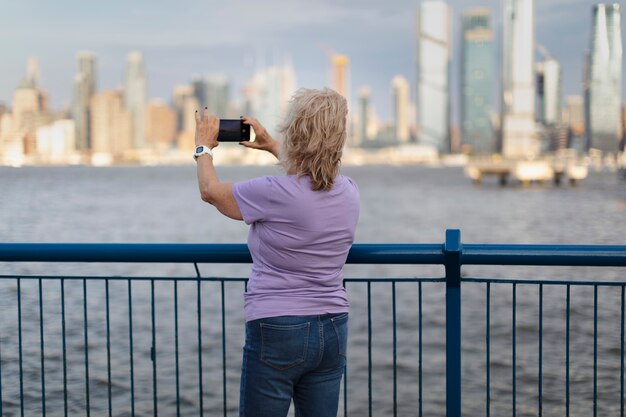 Mujer mayor viajando alrededor del mundo.