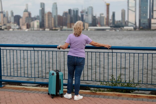 Mujer mayor viajando alrededor del mundo.