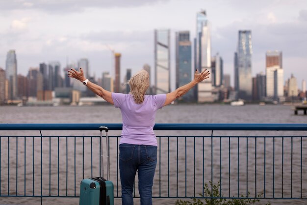 Mujer mayor viajando alrededor del mundo.