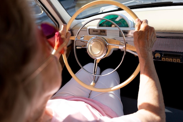 Mujer mayor viajando en coche durante el día