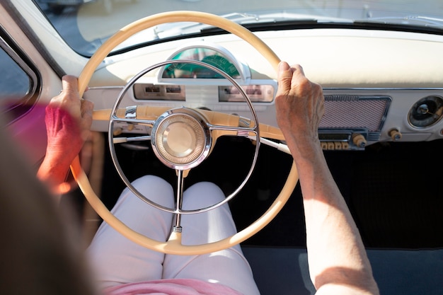 Mujer mayor viajando en coche durante el día