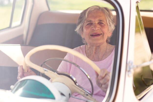 Mujer mayor viajando sola en coche