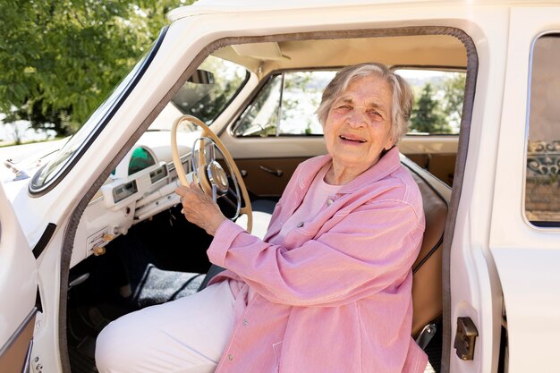 Mujer mayor viajando sola en coche