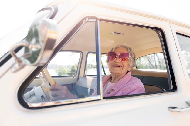 Foto gratuita mujer mayor viajando sola en coche