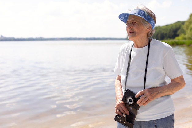 Mujer mayor viajando sola en el verano