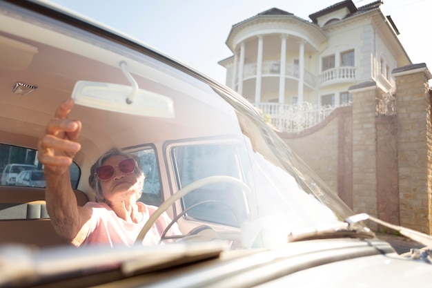 Mujer mayor, viajar, en coche