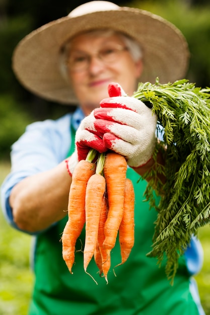 Mujer mayor, con, zanahorias
