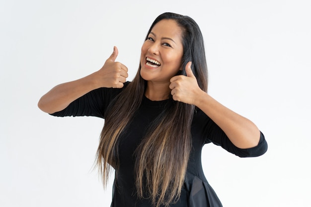 Mujer de mediana edad alegre que muestra los pulgares para arriba