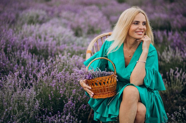 Mujer de mediana edad en un campo de lavanda